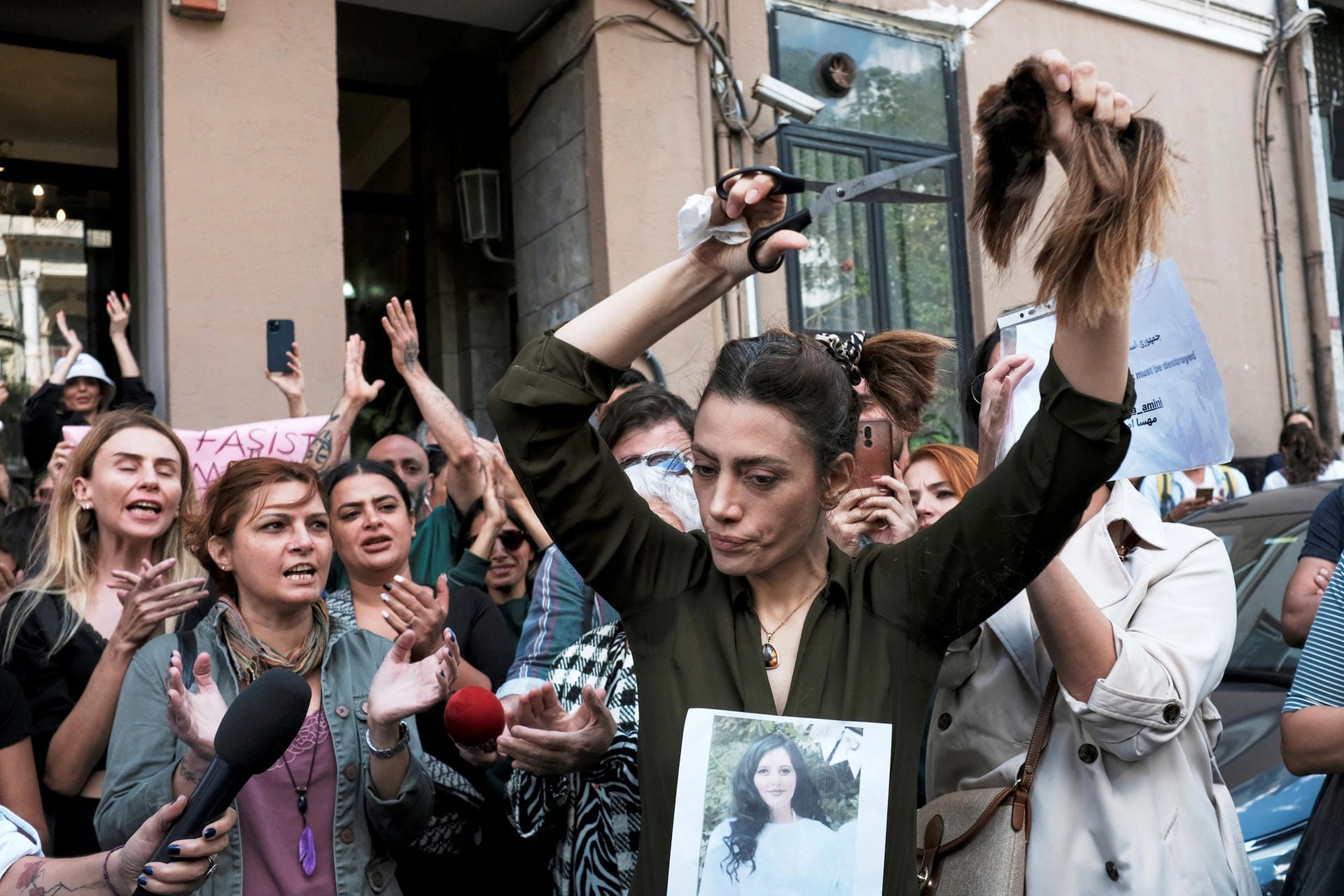 Iranerin schneidet sich aus Protest die Haare ab.