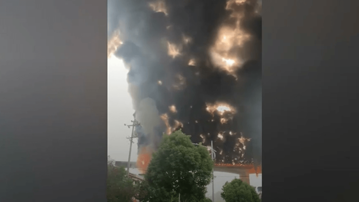 Eine Autobahnbrücke in China steht in Flammen (Quelle: KameraOne).