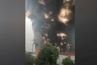 Eine Autobahnbrücke in China steht in Flammen (Quelle: KameraOne).