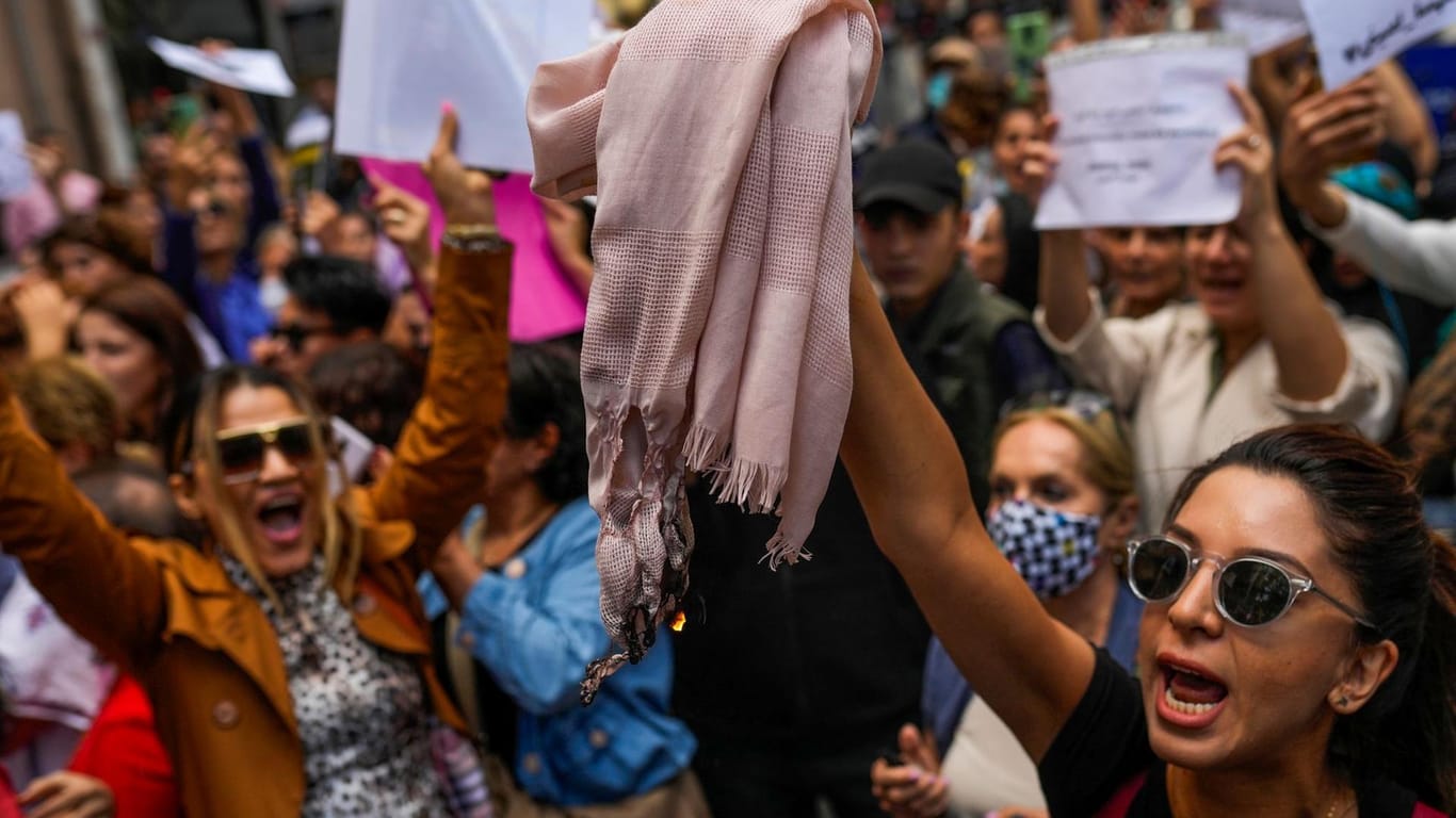 Demonstranten in Istanbul: Auch in anderen Ländern haben sich Frauen den iranischen Protesten angeschlossen.