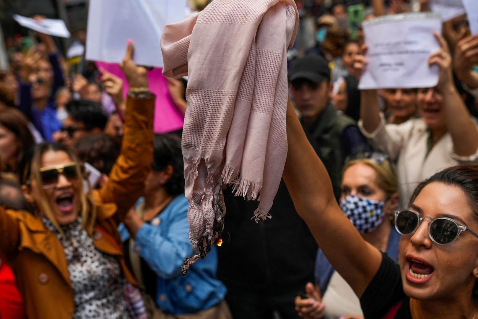 Demonstranten in Istanbul: Auch in anderen Ländern haben sich Frauen den iranischen Protesten angeschlossen.