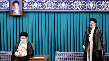 Ali Khamenei (links) und Ebrahim Raisi (rechts): Die "oberste Führer" Der Iran ist seit 1989 an der Macht, Präsident Raisi wurde 2021 in sein Amt gewählt.