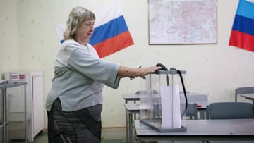 Wahlurne in Luhansk: Russland hält in der ukrainischen Region ein Scheinreferendum ab.