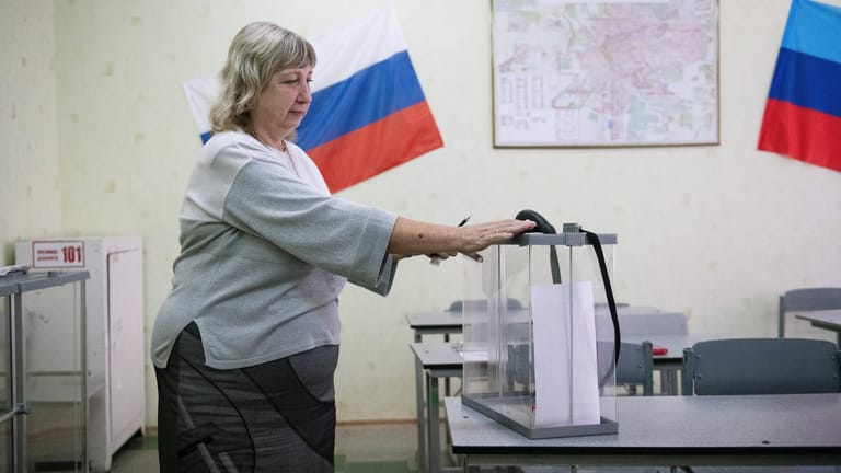 Wahlurne in Luhansk: Russland hält in der ukrainischen Region ein Scheinreferendum ab.