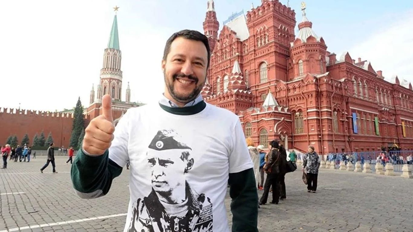 Vor vier Jahren posierte Matteo Salvini in einem Putin-T-Shirt in Moskau.
