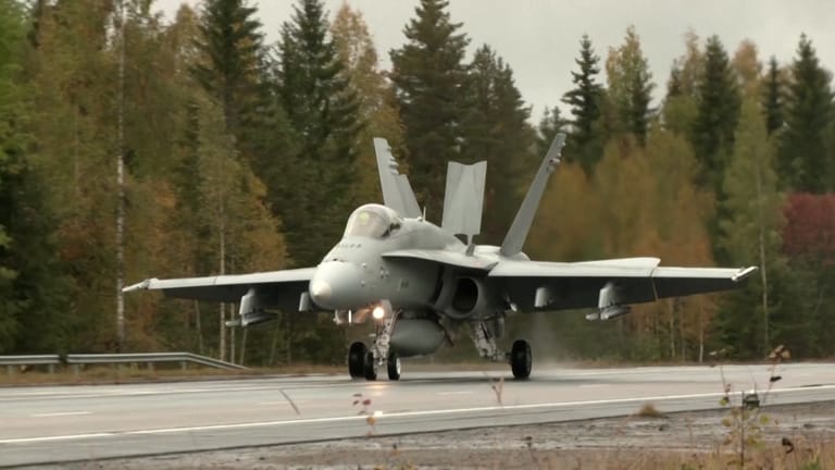 Kampfjet bei Übung in Finnland: Die Autobahn ist eine der wichtigsten des Landes.