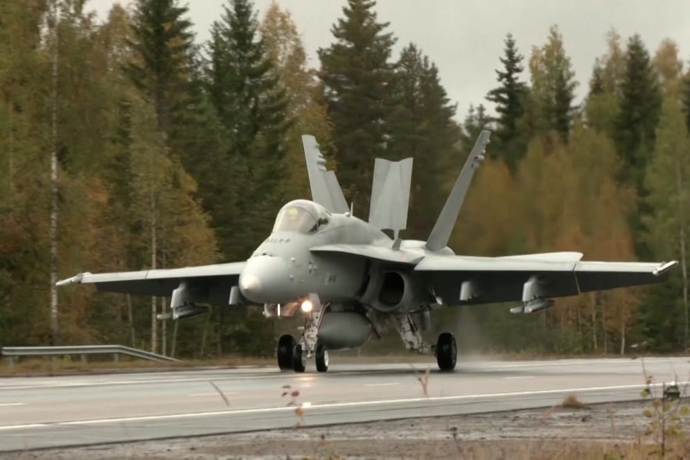 Kampfjet bei Übung in Finnland: Die Autobahn ist eine der wichtigsten des Landes.