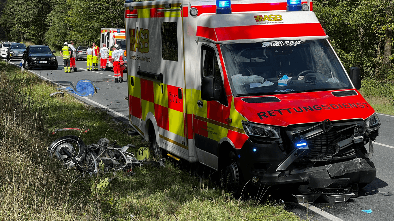 Auf der B8 im Nürnberger Land hat sich am Freitagmittag ein tödlicher Verkehrsunfall ereignet.