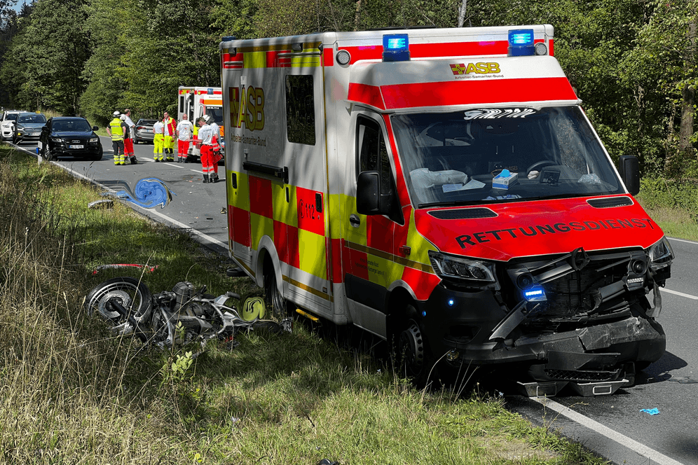 Auf der B8 im Nürnberger Land hat sich am Freitagmittag ein tödlicher Verkehrsunfall ereignet.