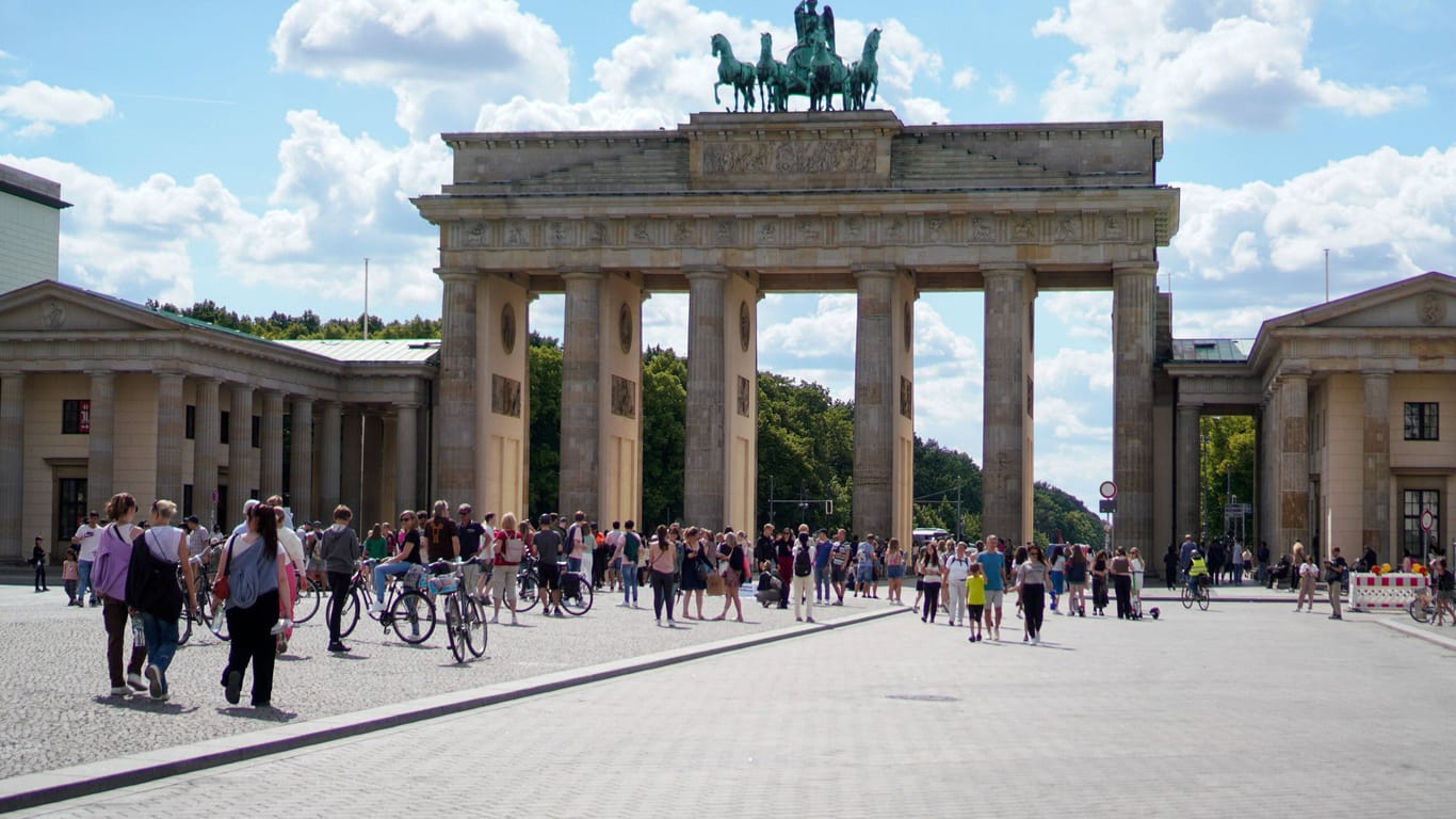 Brandenburger Tor in Berlin (Archivfoto): Auf dem Pariser Platz wurde ein Video gedreht, das sich nun in Windeseile verbreitet.