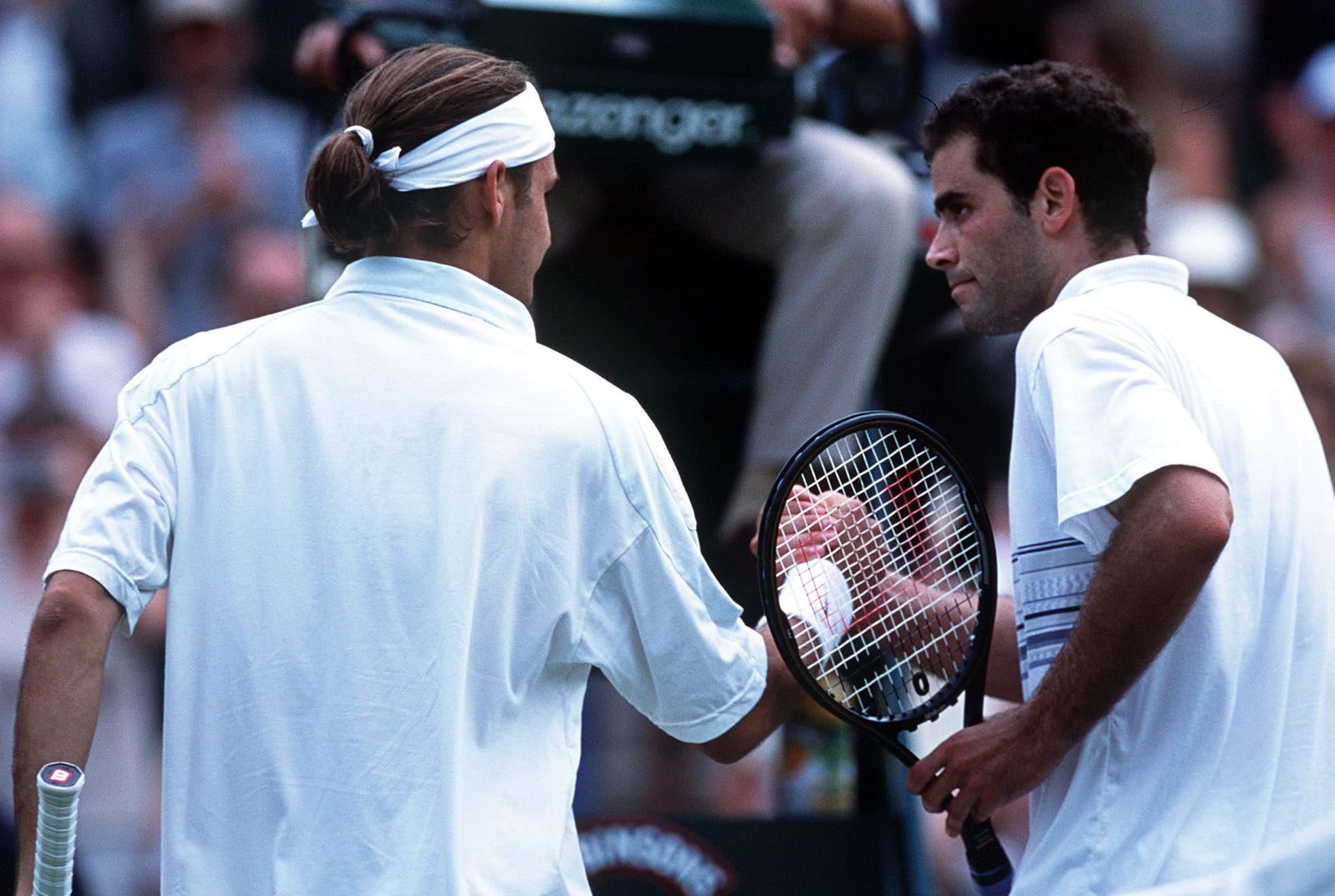Wimbledon 2001: Als Nummer 15 der Welt ist Federer Tennis-Fans schon ein Begriff. Seinen internationalen Durchbruch feiert er jedoch, als er im Achtelfinale von Wimbledon den siebenmaligen Champion Pete Sampras in einer packenden Fünfsatz-Partie bezwingt. Zwar verliert er im Viertelfinale gegen Tim Henman. Dennoch ist es der Auftakt zu einer einzigartigen Erfolgsgeschichte.