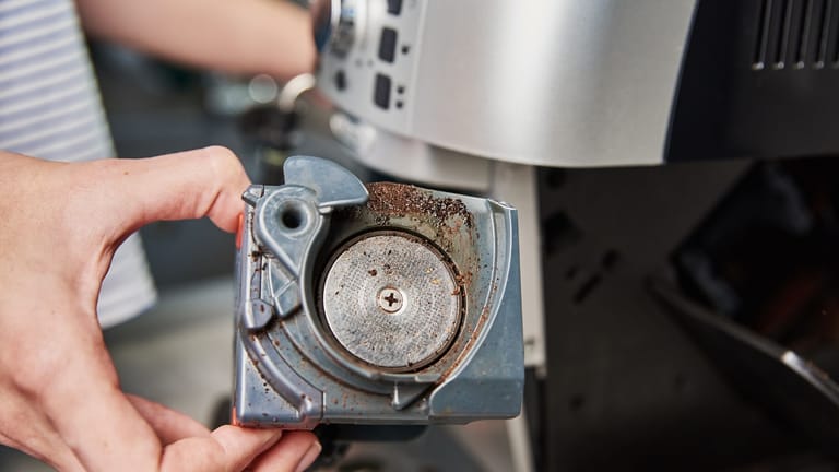 Lästige Überbleibsel: An verschiedenen Stellen können sich Kaffeereste und Feuchtigkeit in der Maschine ablagern und zur Keimbildung führen.