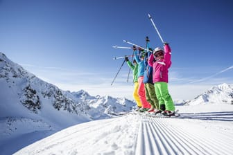 Skifahrer auf der Piste (Symbolbild): Seilbahnbetreiber rechnen in der kommenden Saison mit mehr Tagesausflüglern.
