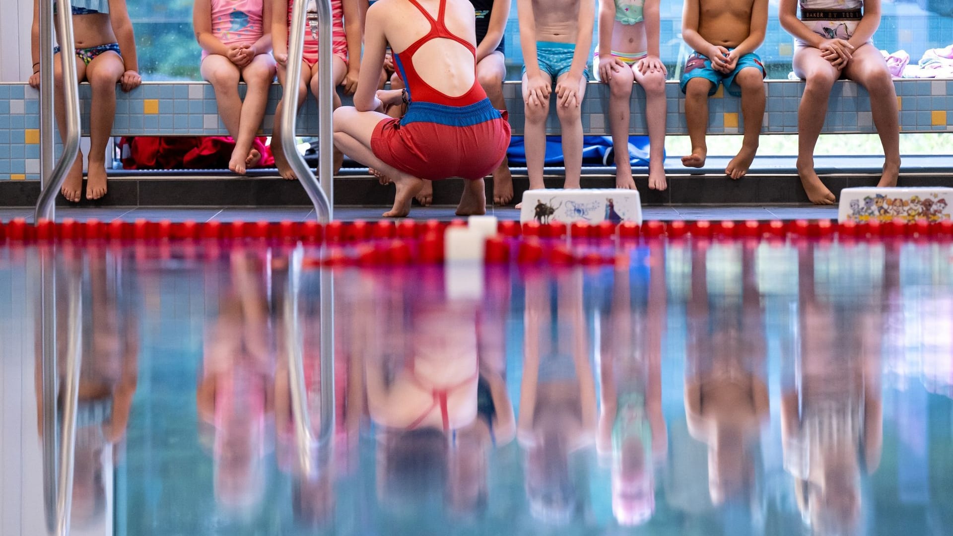 Kinder bei einem Schwimmkurs (Archivbild): Im Laufe der vergangenen Jahre haben immer weniger Kinder Schwimmen gelernt.