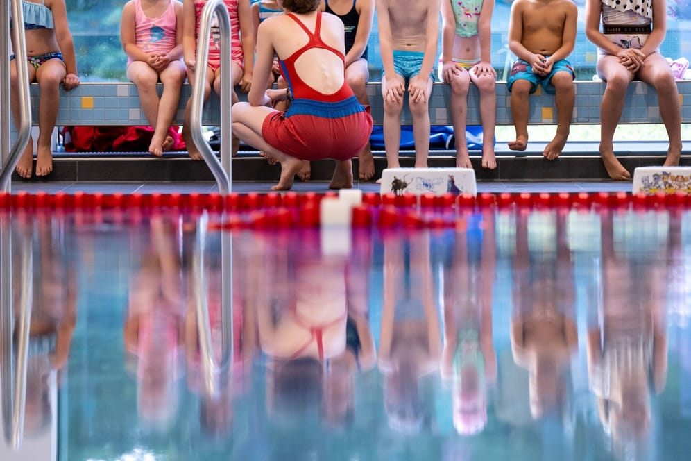 Kinder bei einem Schwimmkurs (Archivbild): Im Laufe der vergangenen Jahre haben immer weniger Kinder Schwimmen gelernt.