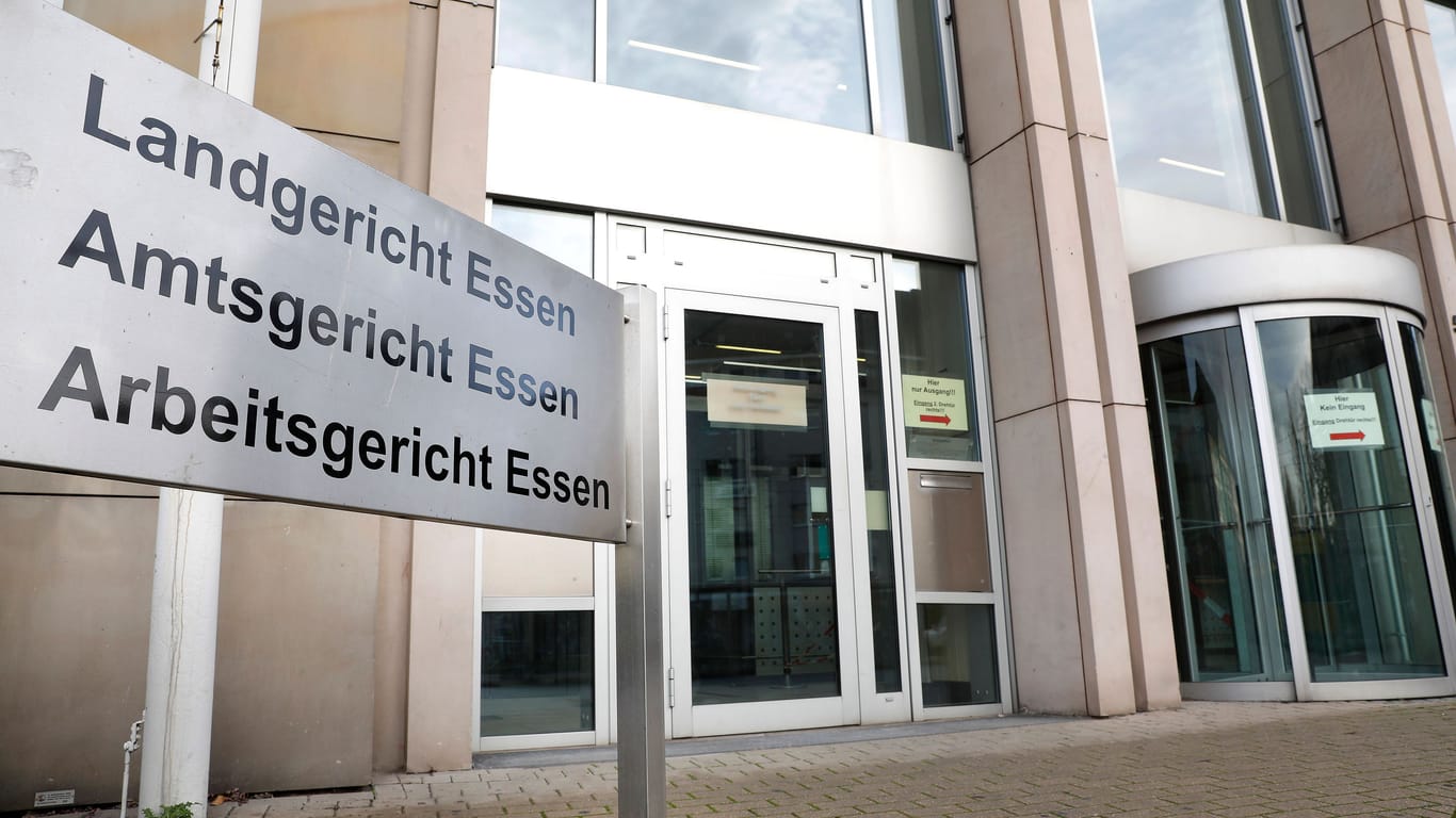 Das Landgericht in Essen (Archivbild): Seit Montag muss sich ein Kinderarzt wegen mehrerer Vorwürfe verantworten.