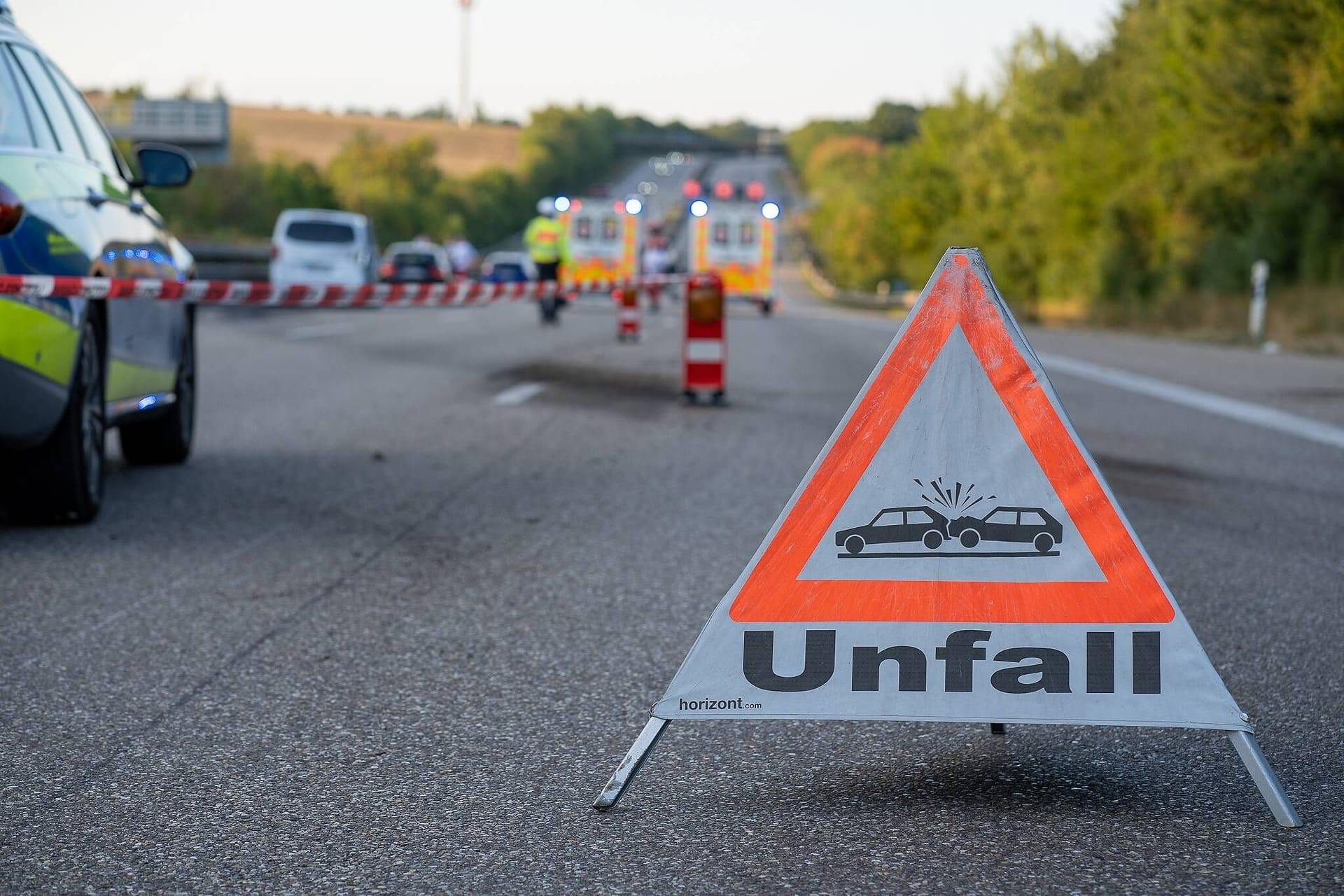 Unfall auf der Autobahn (Symbolfoto): Auf der A1 kam es am Morgen in Nordrhein-Westfalen zu einem schweren Unfall.