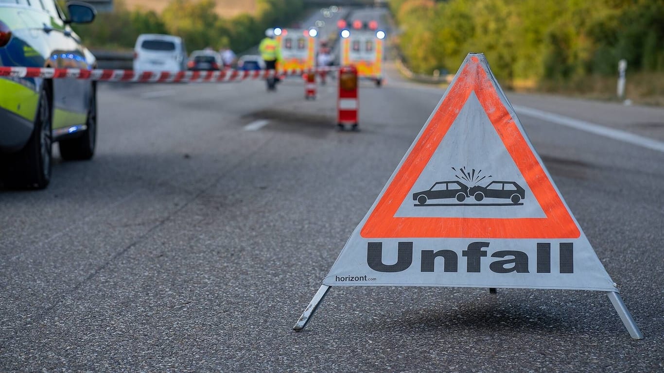 Unfall auf der Autobahn (Symbolfoto): Auf der A1 kam es am Morgen in Nordrhein-Westfalen zu einem schweren Unfall.