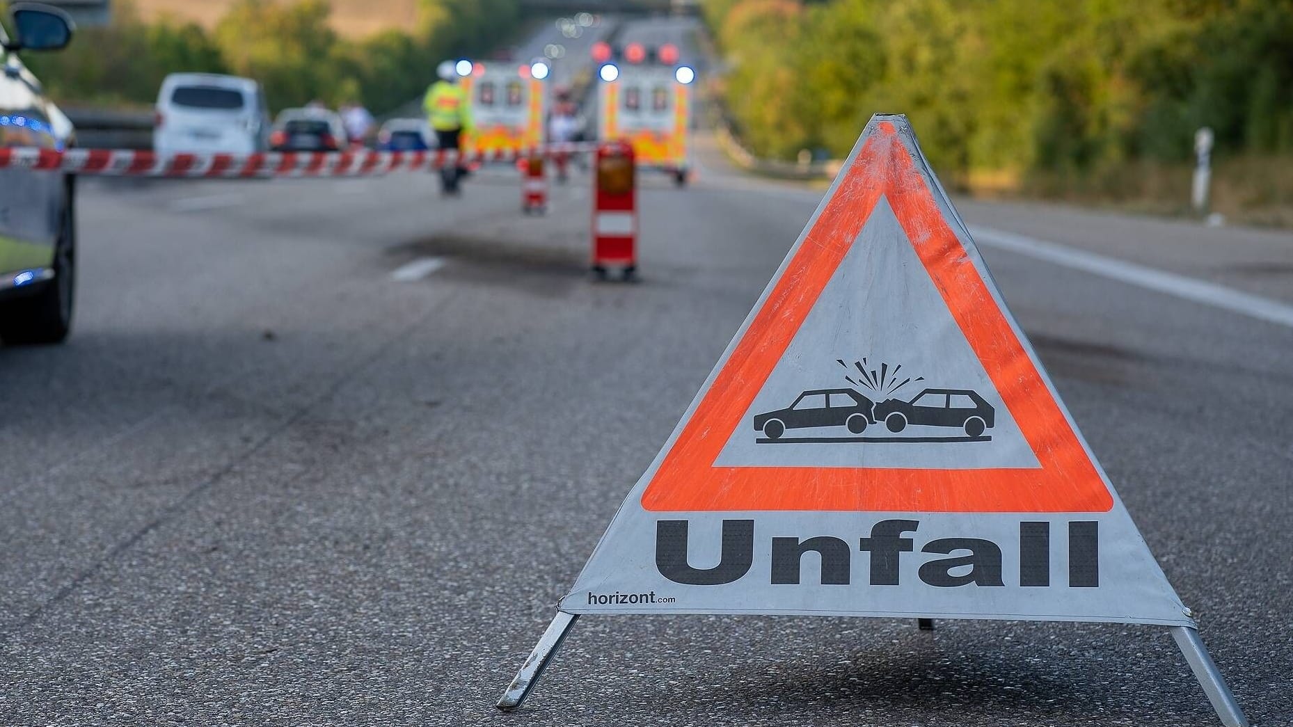 Unfall auf der Autobahn (Symbolfoto): Auf der A1 kam es am Morgen in Nordrhein-Westfalen zu einem schweren Unfall.