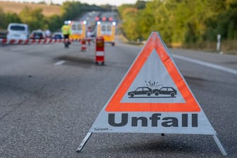 Unfall auf der Autobahn (Symbolfoto): Auf der A1 kam es am Morgen in Nordrhein-Westfalen zu einem schweren Unfall.