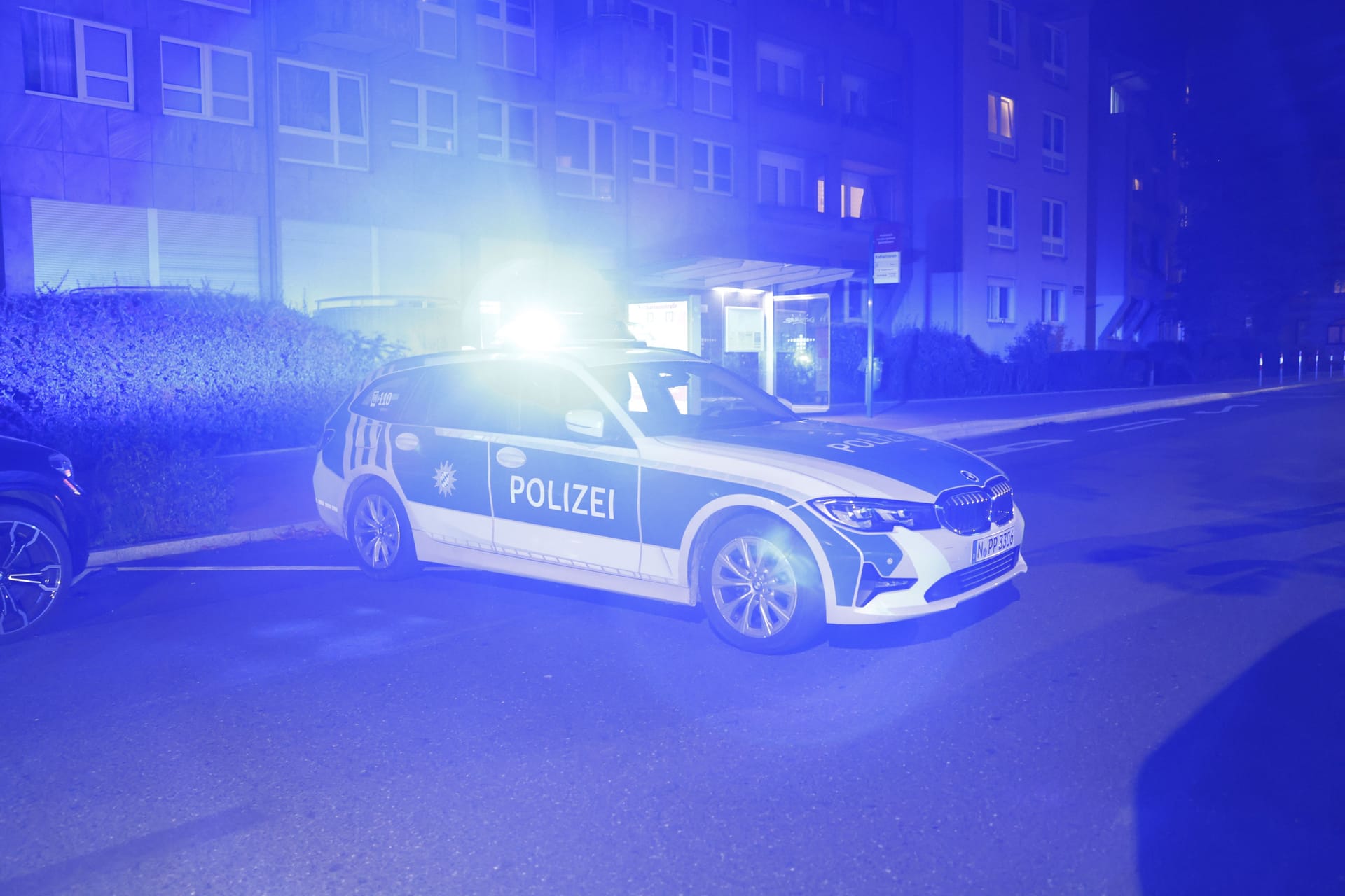 Ein Streifenwagen steht vor dem Wohngebäude: Nachbarn hatten aufgrund des heftigen Streits die Polizei alarmiert.