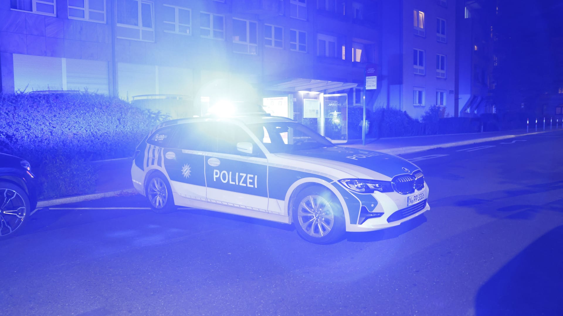 Ein Streifenwagen steht vor dem Wohngebäude: Nachbarn hatten aufgrund des heftigen Streits die Polizei alarmiert.