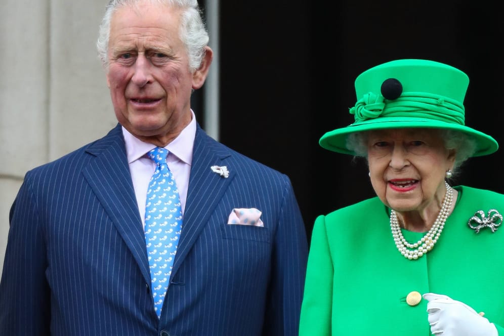 Prinz Charles und Queen Elizabeth II.: Er ist der Thronfolger der Königin.