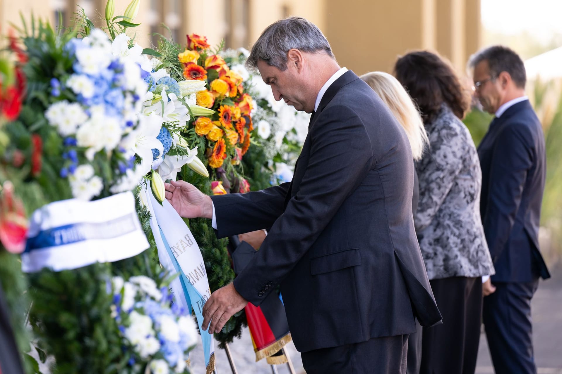 Bayerns Ministerpräsident während der Gedenkveranstaltung zum 50. Jahrestag: Er legte an der Gedenkstelle am Tower des Fliegerhorsts einen Kranz nieder.