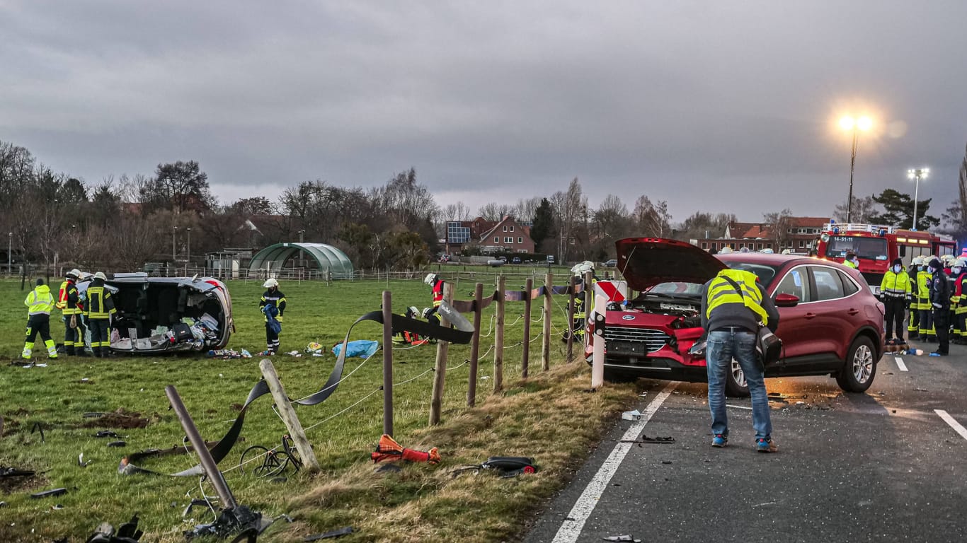 Der schwere Verkehrsunfall bei Barsinghausen ereignete sich bereits im Februar (Archivbild): Nun hat die Staatsanwaltschaft Mordanklage erhoben.