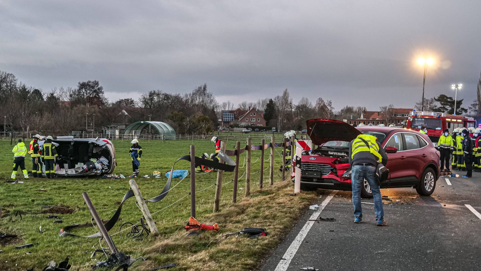 Der schwere Verkehrsunfall bei Barsinghausen ereignete sich bereits im Februar (Archivbild): Nun hat die Staatsanwaltschaft Mordanklage erhoben. Der schwere Verkehrsunfall bei Barsinghausen ereignete sich bereits im Februar (Archivbild): Nun hat die Staatsanwaltschaft Mordanklage erhoben.