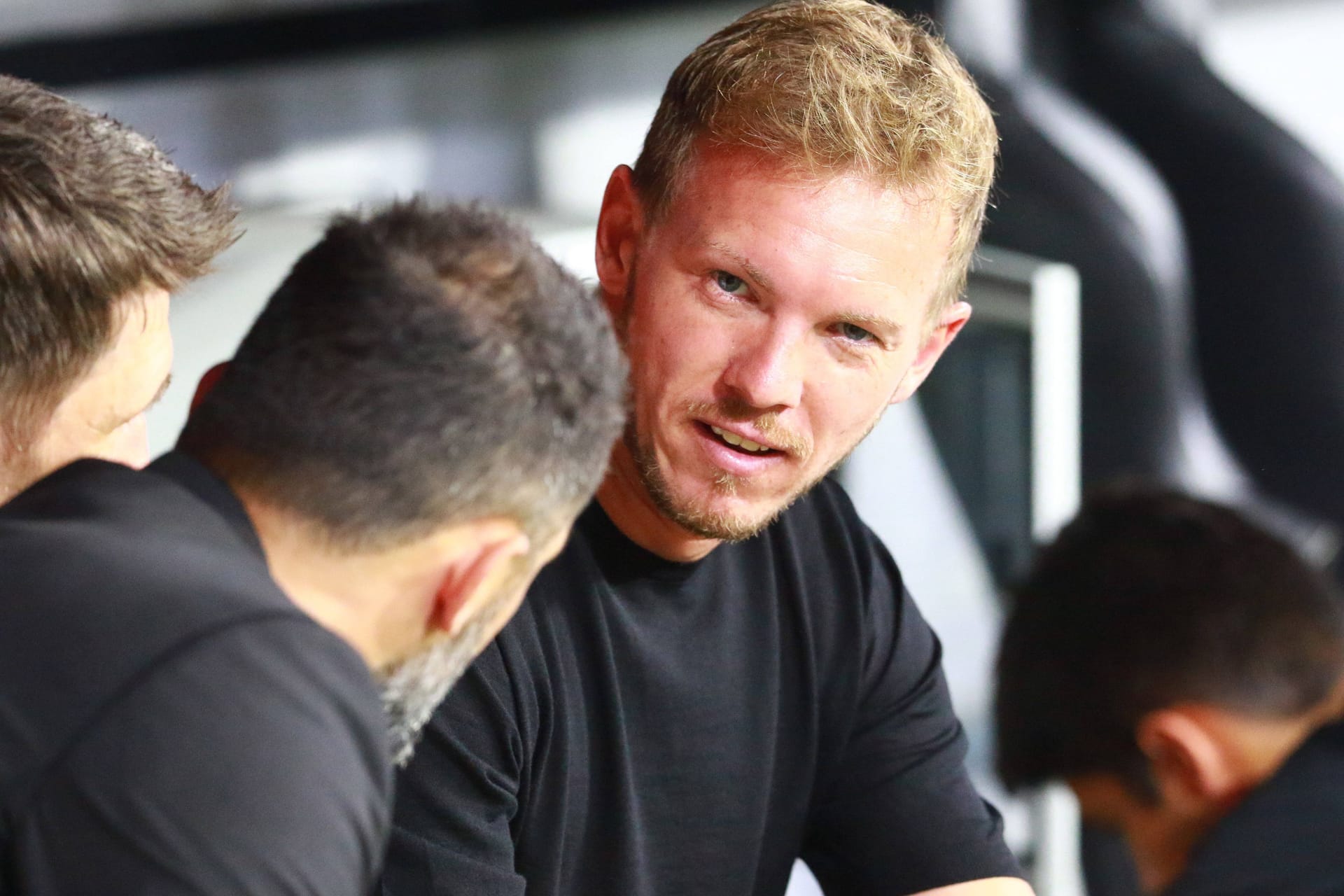 Sportdirektor Hasan Salihamidzic (l.) im Gespraech mit dem Trainer Julian Nagelsmann: Der FC Bayern ist in der Krise.