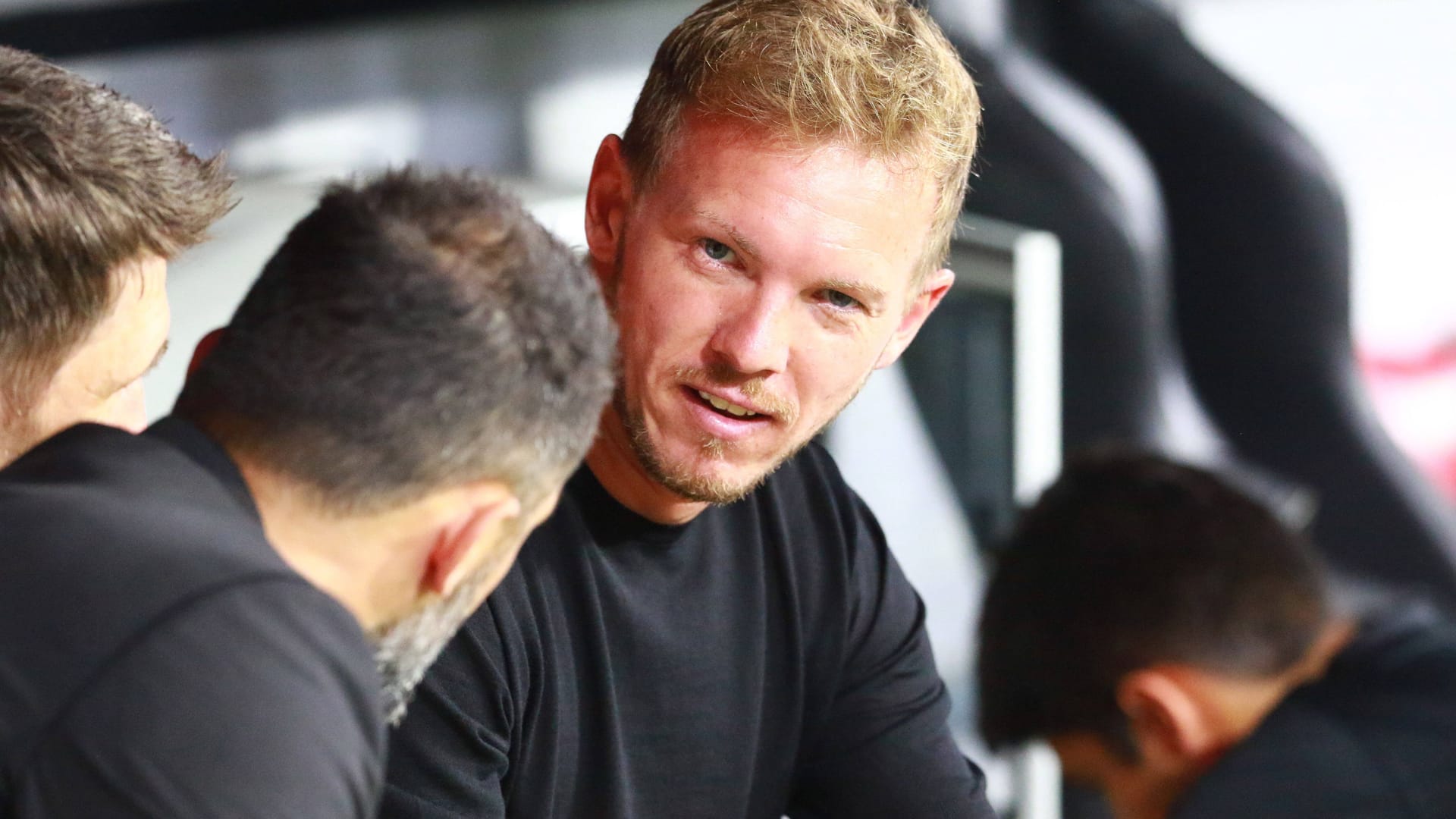 Sportdirektor Hasan Salihamidzic (l.) im Gespraech mit dem Trainer Julian Nagelsmann: Der FC Bayern ist in der Krise.