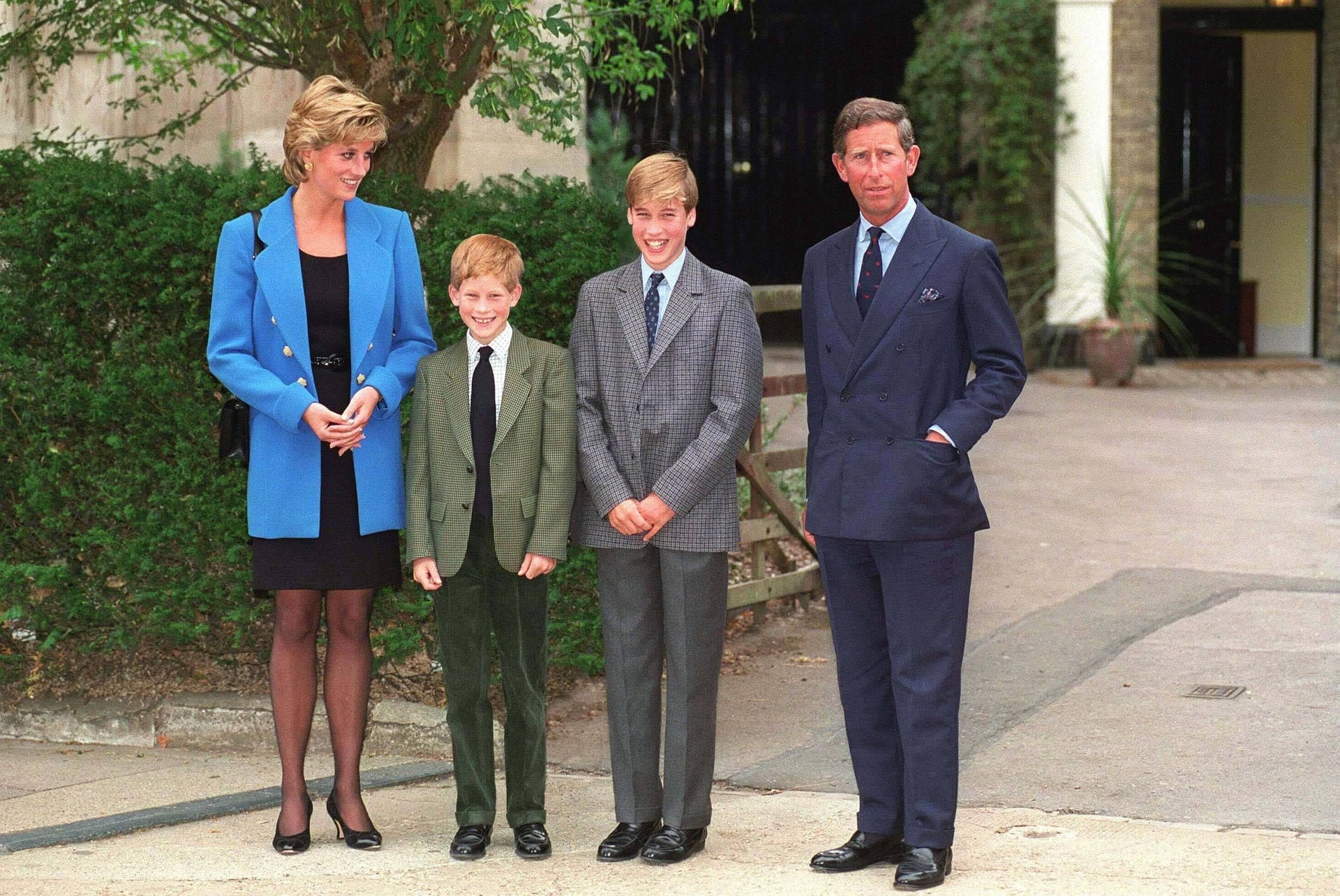 1995 wird Prinz William eingeschult. Ein Jahr später lassen sich seine Eltern scheiden. Der spätere König und seine damalige Ex-Geliebte Camilla Parker-Bowles sind in einer Affäre verstrickt. Später sagt Prinzessin Diana, dass es eine "Ehe zu dritt" gewesen sei.