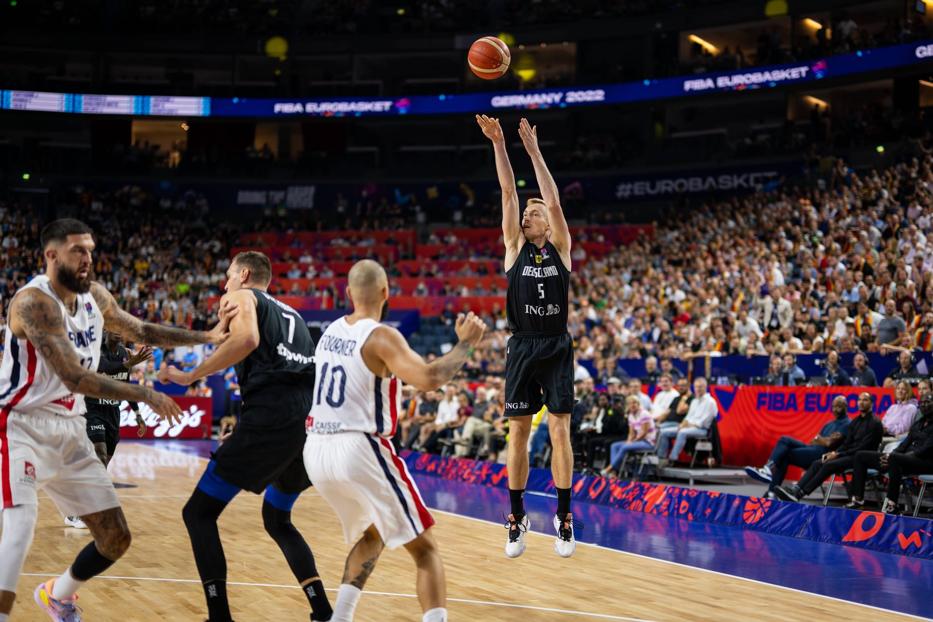 Niels Giffey (SF): Legt in Halbzeit eins in weniger als neun Einsatzminuten sieben Punkte auf bei 63 Prozent Trefferquote. Am Ende 13 Punkte in unter 19 Minuten, dazu vier Rebounds – eine echte Waffe von der Bank. NOTE 2