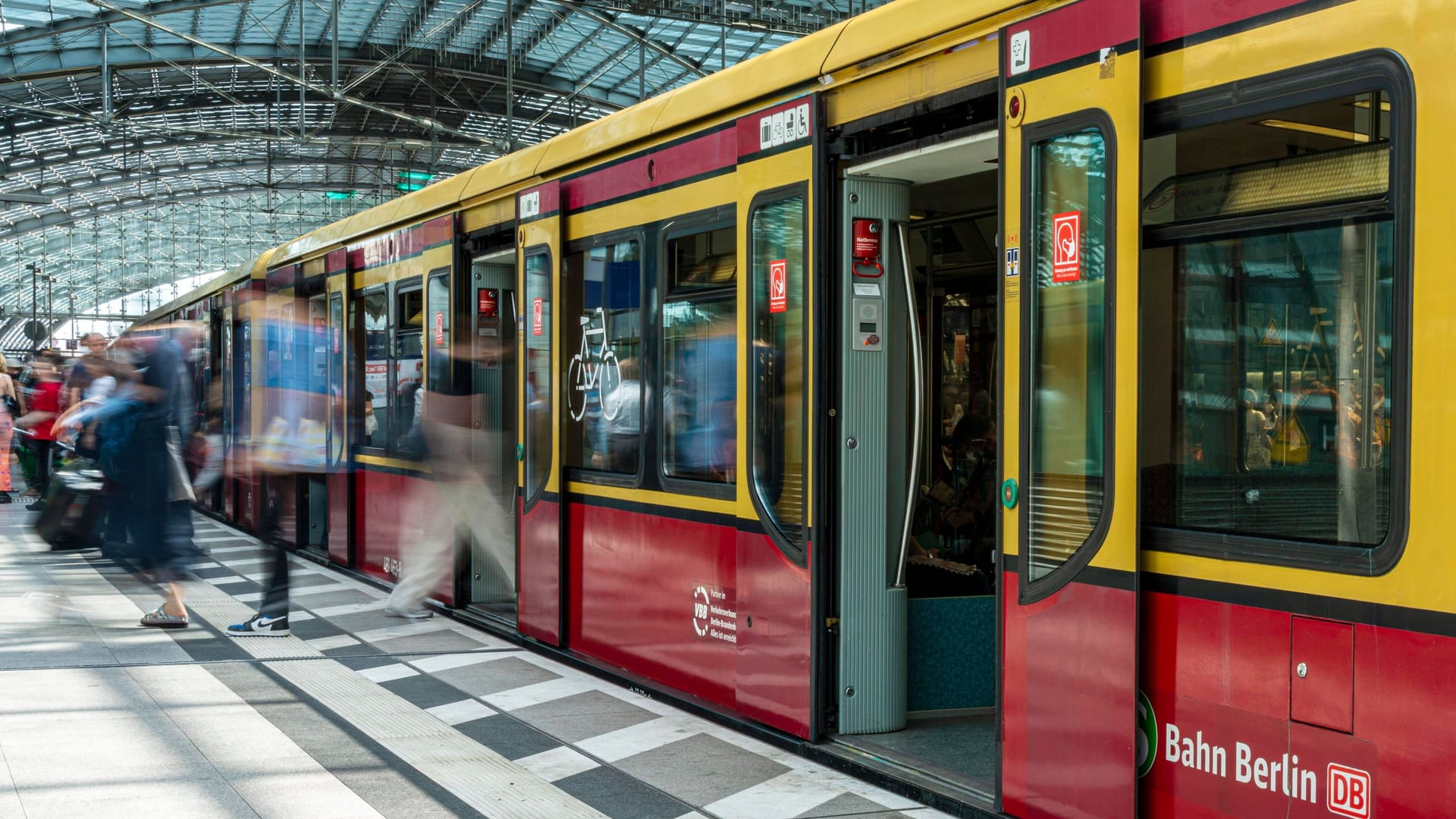 Fahrgäste der S-Bahn in Berlin (Archivbild): Berlin bekommt eine Nachfolge für das 9-Euro-Ticket.