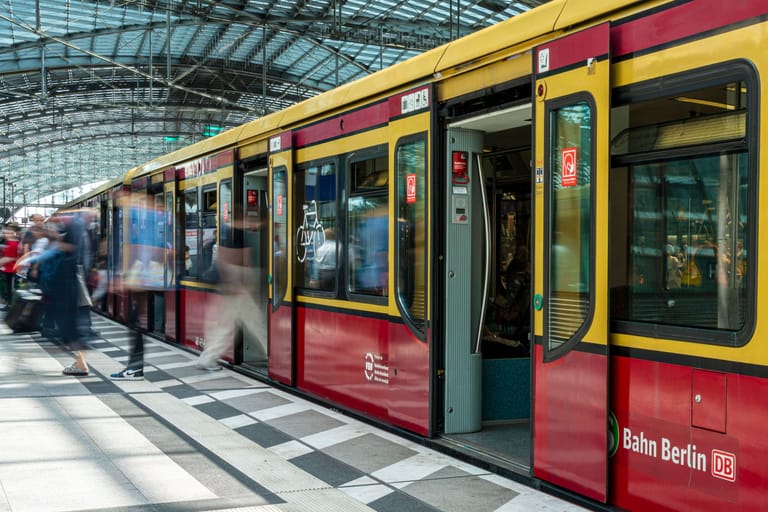 Fahrgäste der S-Bahn in Berlin (Archivbild): Berlin bekommt eine Nachfolge für das 9-Euro-Ticket.