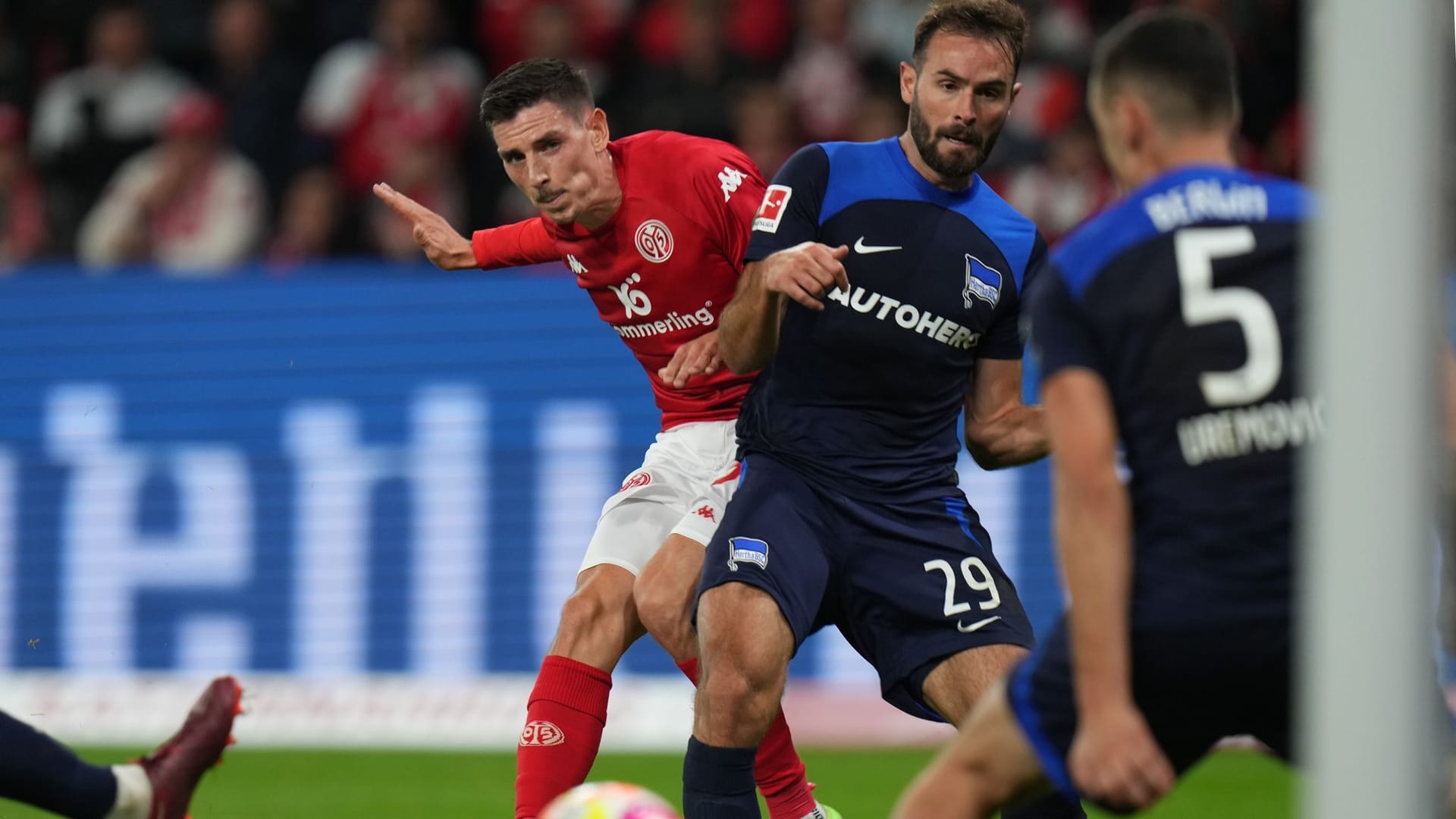 Anthony Caci (l.) beim Torschuss: Er schaffte den späten Ausgleich für Mainz. Anthony Caci (l.) beim Torschuss: Er schaffte den späten Ausgleich für Mainz.
