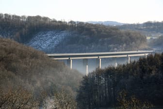 Die marode und gesperrte Talbruecke Rahmede der Bundesautobahn A 45 zwischen Luedenscheid Nord und Luedenscheid.