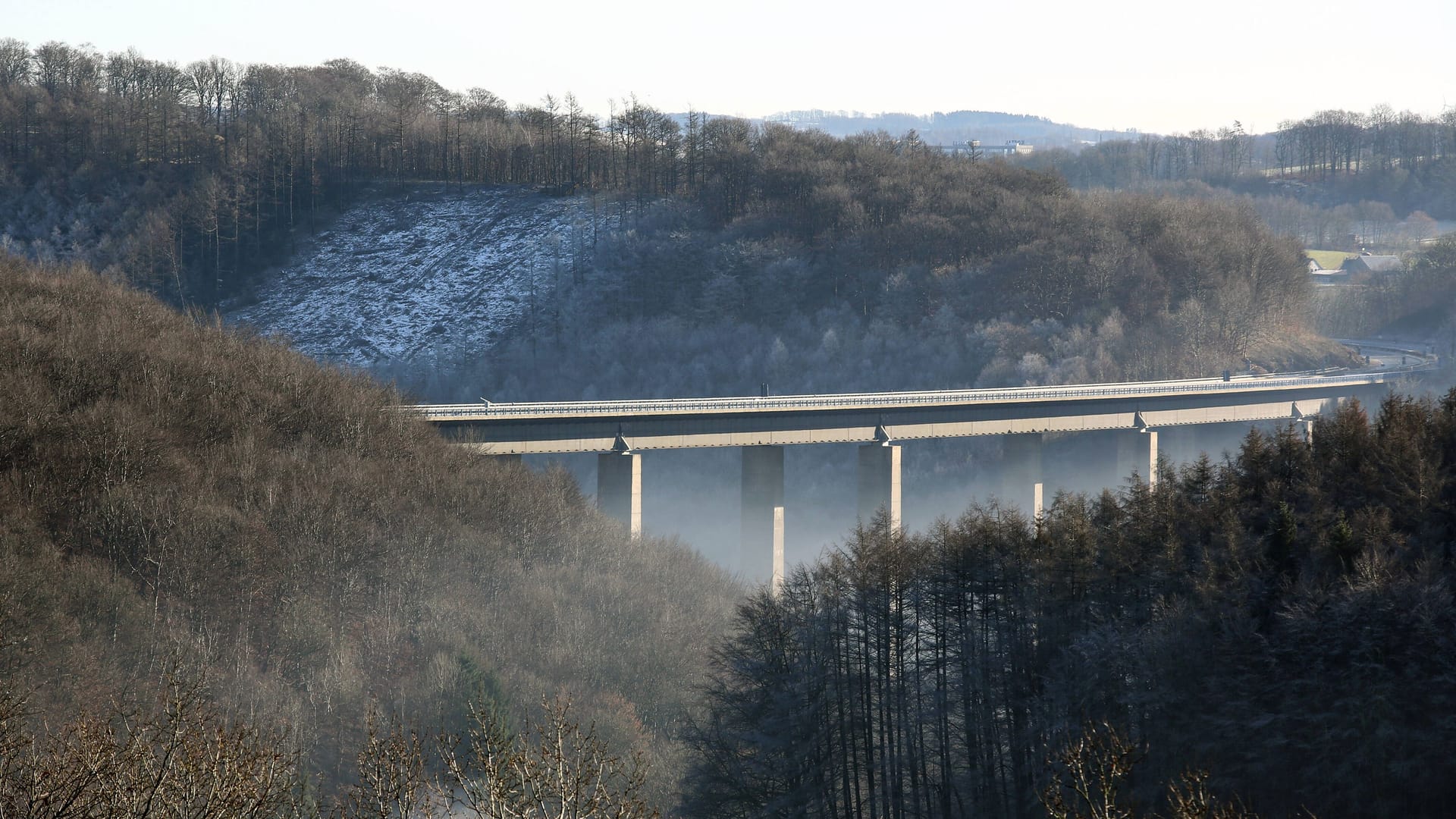 Die marode und gesperrte Talbruecke Rahmede der Bundesautobahn A 45 zwischen Luedenscheid Nord und Luedenscheid. Die marode und gesperrte Talbruecke Rahmede der Bundesautobahn A 45 zwischen Luedenscheid Nord und Luedenscheid.