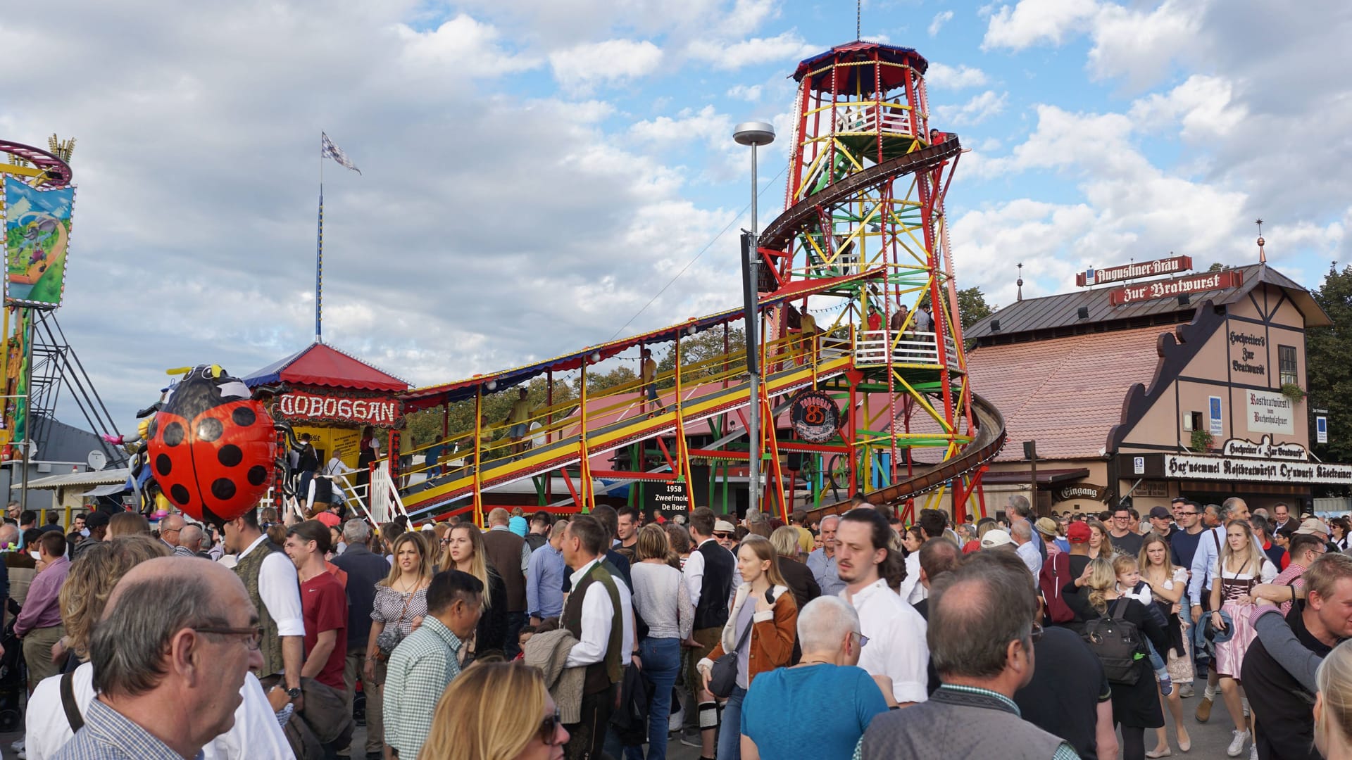 Der Toboggan auf dem Münchner Oktoberfest (Archivbild): Er ist einer der ältesten und beliebtesten Fahrgeschäfte auf der Wiesn.