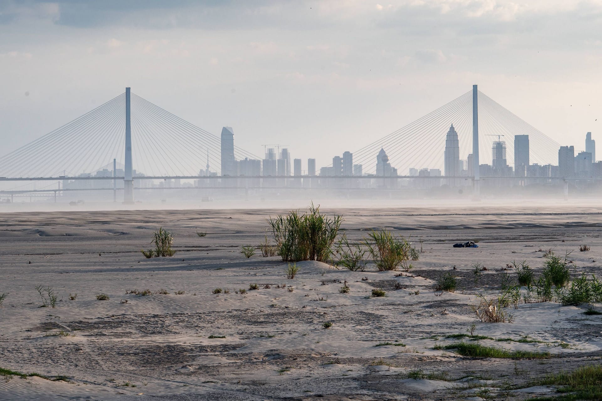 Der Jangste, Asiens längster Fluss, liegt bei Wuhan fast vollständig trocken: In China trifft die extremste Hitzewelle aller Zeiten auf die schwerste Dürre seit vielen Jahrzehnten.