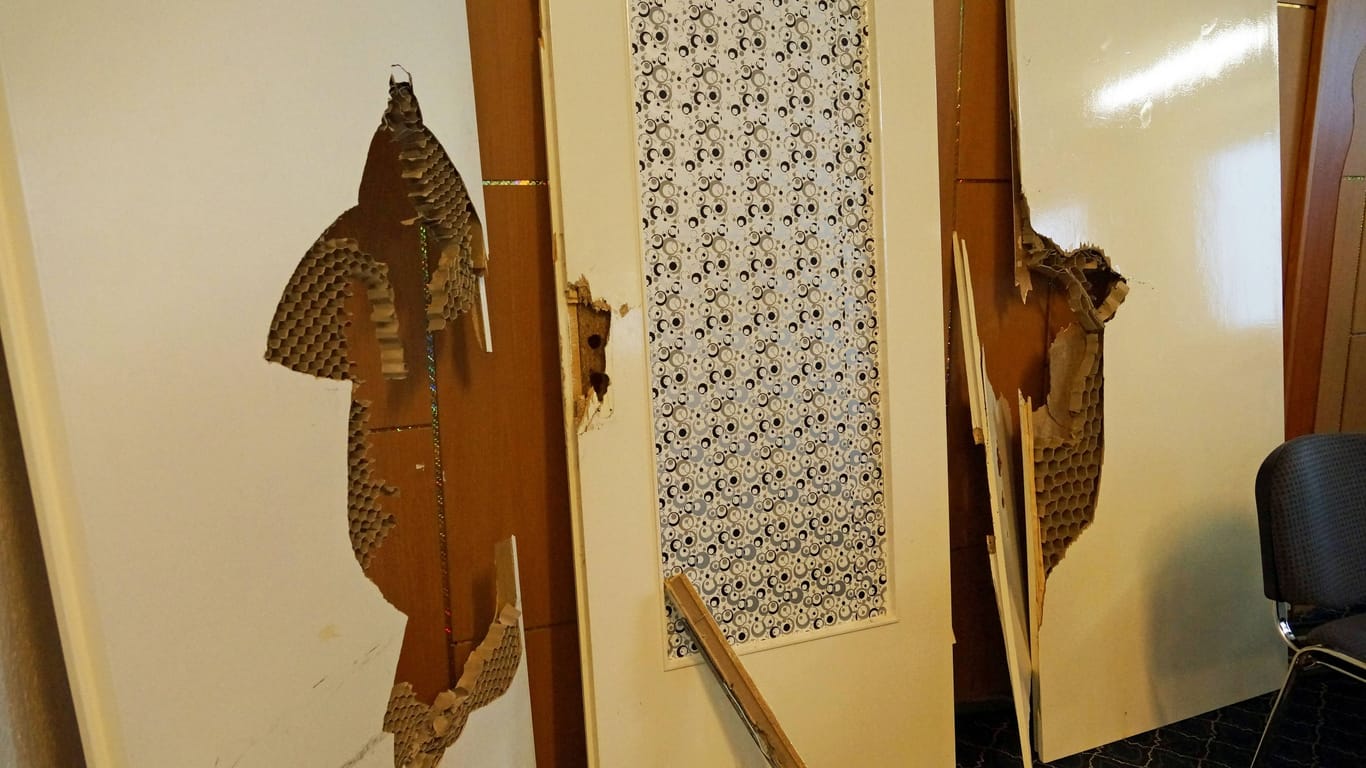 2015 stürmte die Polizei aufgrund von Terrorverdacht das Islamische Kulturzentrum in Bremen (IKZ). Dabei wurde unter anderem diese Tür zerstört.