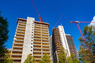 Baustelle mit Hochhäusern: Die Zahl der Käufe wird unter 900.000 sinken.