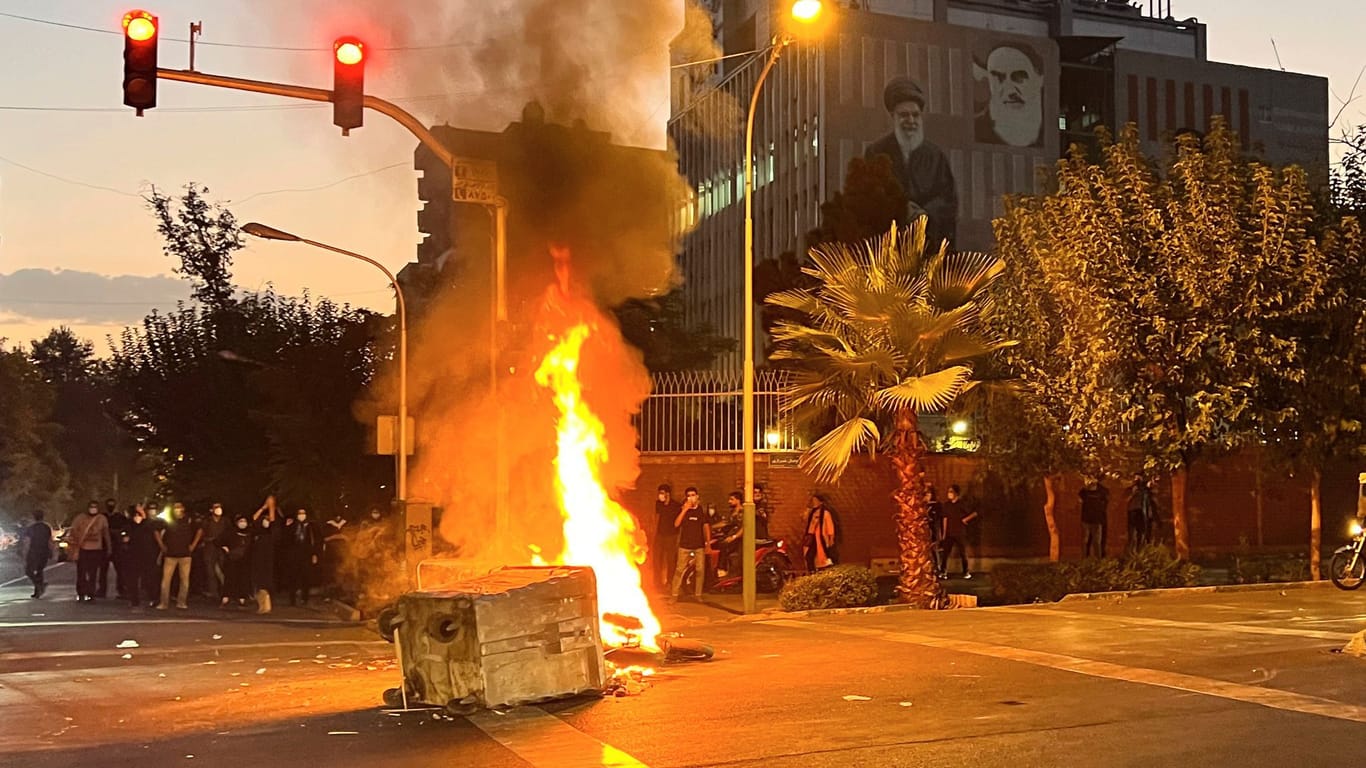 Während eines Protests in Teheran brennt ein Polizeimotorrad: Auslöser für die Empörung war ein zivilgesellschaftliches Dauerthema.