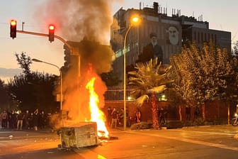 Während eines Protests in Teheran brennt ein Polizeimotorrad: Auslöser für die Empörung war ein zivilgesellschaftliches Dauerthema.
