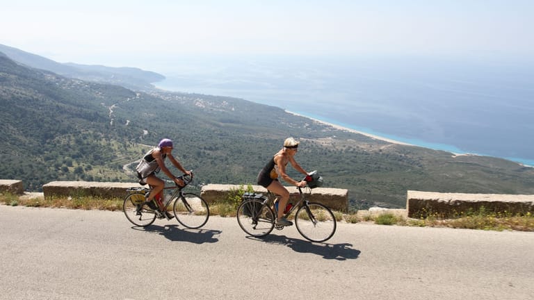 Radtour durch Albanien: Auf der Radreise werden Sie mit spektakulären Ausblicken auf das türkisblaue Ionische Meer belohnt.