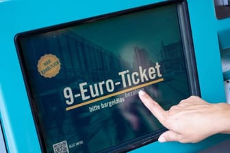 Eine Frau zieht sich an einem Fahrschein-Automaten ein 9-Euro-Ticket (Archivbild): Viele Deutsche hätten sich eine Fortsetzung des Angebots gewünscht.