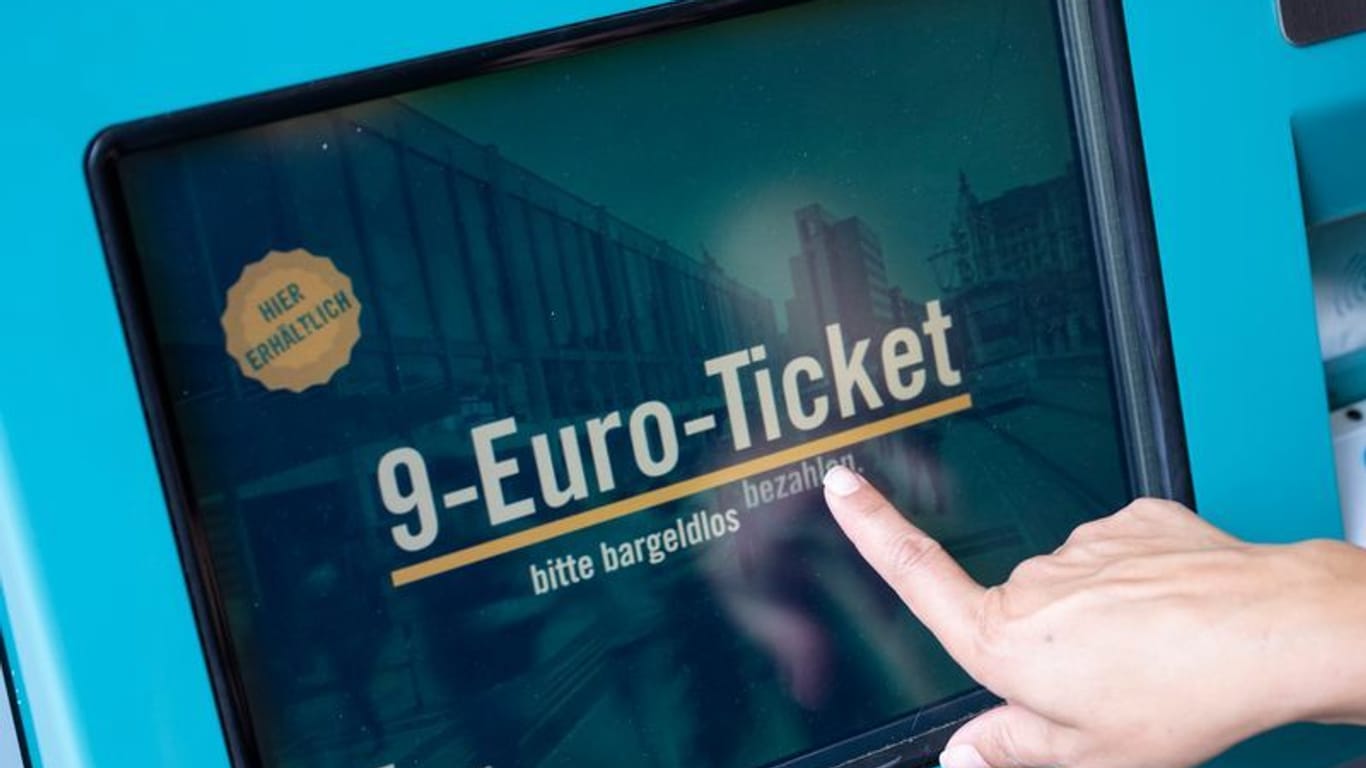 Eine Frau zieht sich an einem Fahrschein-Automaten ein 9-Euro-Ticket (Archivbild): Viele Deutsche hätten sich eine Fortsetzung des Angebots gewünscht.