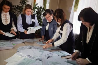 Mitglieder einer Wahlkommission zählen die Stimmzettel nach dem Scheinreferendum in einem Wahllokal in Donezk.