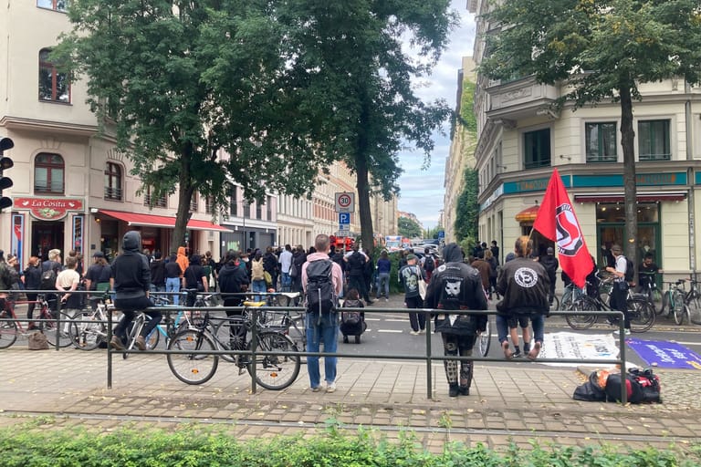 Blockade an der Karl-Liebknecht-Straße in Leipzig: Etwa 150 Menschen demonstrierten gegen die laufende Abschiebung eines Geflüchteten.